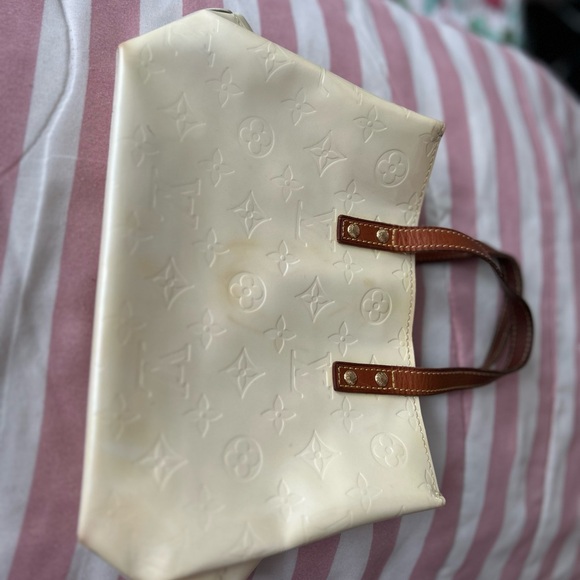 Authentic Used Y2K Louis Vuitton Vernis Reade PM in Marshmallow - Picture 4 of 11
